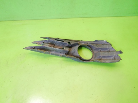 Kratka zderzaka ramka halogenu prawa 13182925 R OPEL VECTRA C FL SEDAN 05-08