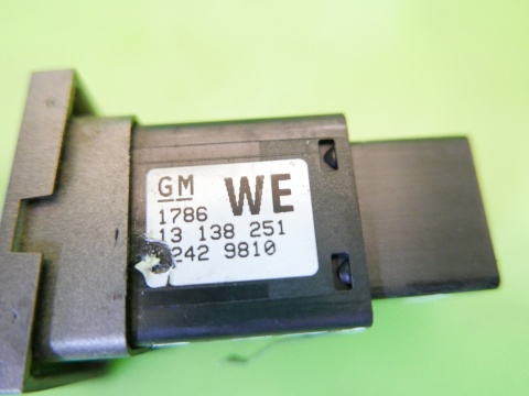 Przełącznik grzania fotela lewy kierowcy 13138251 OPEL VECTRA C FL 05-08
