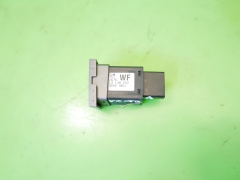 Przełącznik grzania fotela prawy pasażera 13138252 OPEL VECTRA C FL 05-08