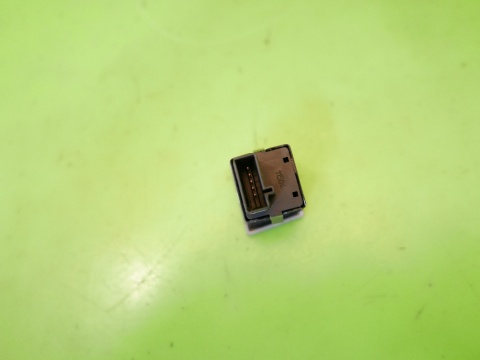 Przełącznik grzania fotela prawy pasażera 13138252 OPEL VECTRA C FL 05-08