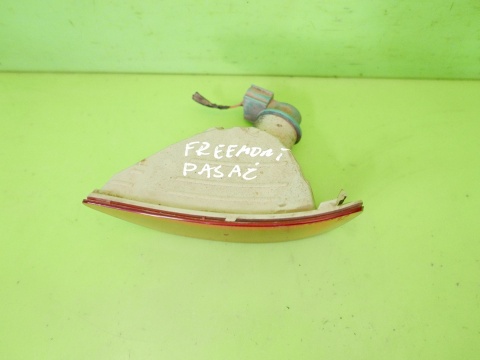 Lampka przeciwmgłowa prawa tył MAGNA 57010716AB FIAT FREEMONT I 11-15