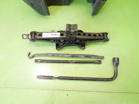 Lewarek podnośnik samochodowy 04766498AA FIAT FREEMONT I 11-15