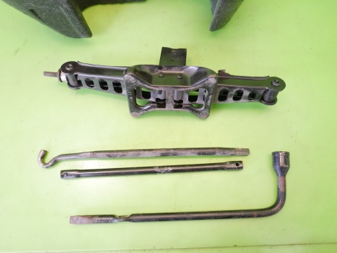 Lewarek podnośnik samochodowy 04766498AA FIAT FREEMONT I 11-15