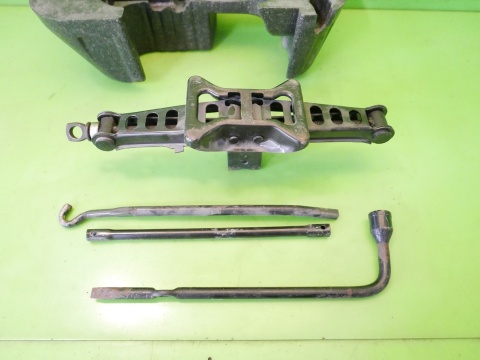 Lewarek podnośnik samochodowy 04766498AA FIAT FREEMONT I 11-15