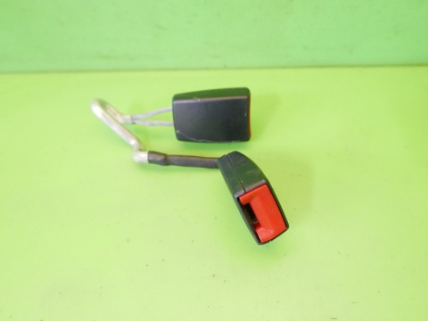 Zapięcia zatrzask zapięcie pasa tył lewe + środek 8P0857739B AUDI A3 8P 5D