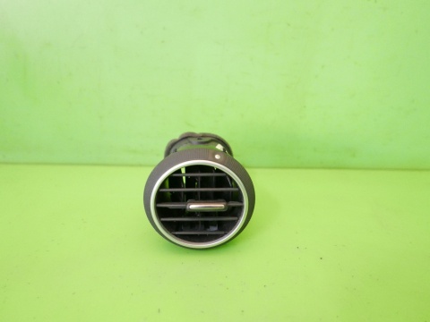 Kratka nawiewu prawa środek 8P0820901D AUDI A3 8P HB 5D 04-08