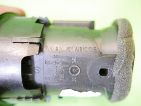 Kratka nawiewu prawa środek 8P0820901D AUDI A3 8P HB 5D 04-08
