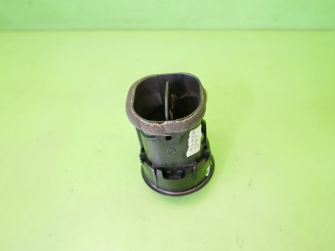 Kratka nawiewu prawa środek 8P0820901D AUDI A3 8P HB 5D 04-08