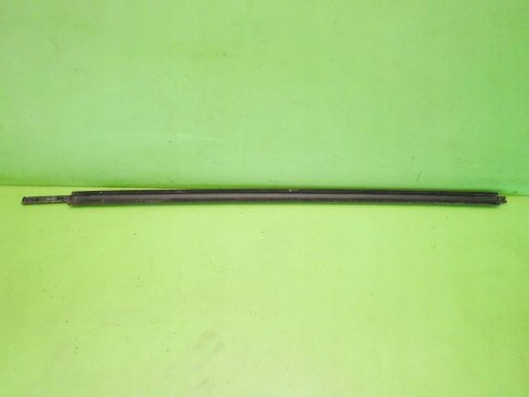 LISTWA ZGARNIAJĄCA PRAWA PRZÓD HYUNDAI I20 I HB 5D